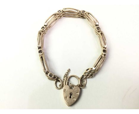 GOLD GATE BRACELET, IN NINE CARAT GOLD with heart shaped clasp, marked for nine carat goldQty: 19.62g