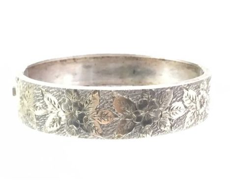 VICTORIAN SILVER LOCKET, along with a silver bangle, jet brooches, and other items