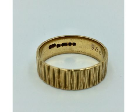 9ct Gold bark effect wedding band 4.6g size R 