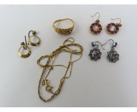 A 9ct gold chain necklace, 1.9g gross; a partially hallmarked ball and shot ring, tests as 18-22ct gold, 5.6g gross (unable t