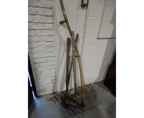     A Small Quantity Of Antique & Vintage Hand Tools                                