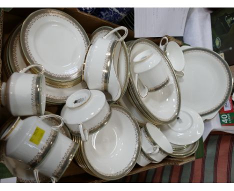 Large quantity of Paragon Kensington pattern dinner service, plates, vegetable dishes, soup dishes etc