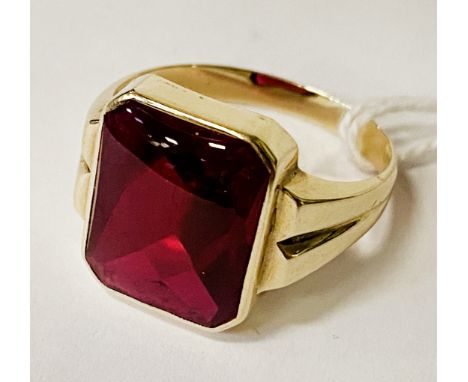 9 CARAT GOLD &amp; RUBY RING - SIZE S