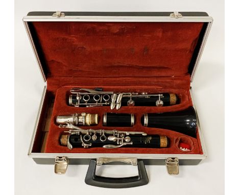 BOOSEY &amp; HAWKES 300 CASED CLARINET