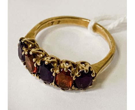 9 CARAT GOLD &amp; GARNET RING - SIZE O