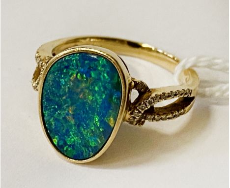 18 CARAT GOLD &amp; OPAL RING - SIZE M