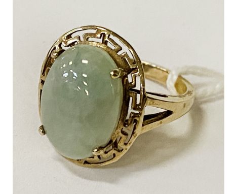 9 CARAT GOLD &amp; JADE RING - SIZE L