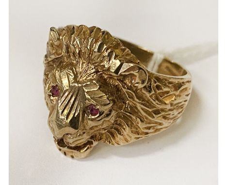 9 CARAT GOLD LION RING - GEMSTONE EYES - SIZE Q - 7.1 GRAMS APPROX