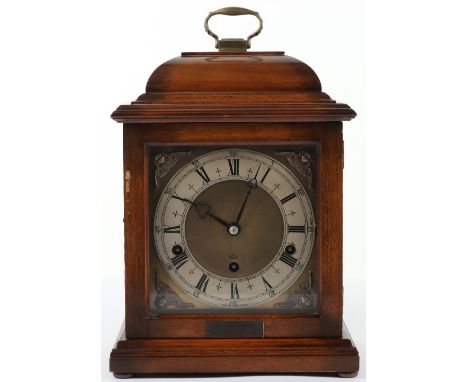 An Elliott of London oak cased Georgian style mantel clock with back winding movement and Roman chapter ring. 20th Century, w