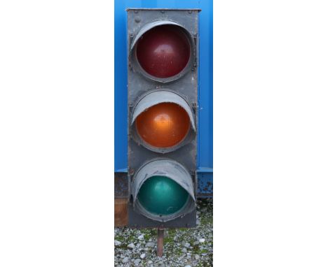 A vintage traffic light, no.43686 Note: No in house shipping available for this lot