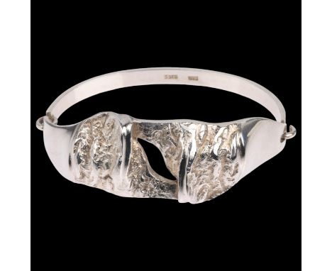 ERNST ARNOLD HANSEN - a Danish brutalist sterling silver hinged bangle, setting height 20.2mm, internal circumference 16cm, 2