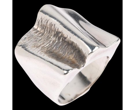 A Scandinavian modernist abstract fold ring, in the style of Lapponia of Finland, apparently unmarked, setting height 19.2mm,
