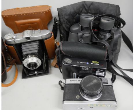 A collection of cameras, Solida I Concertina with leather case, Voightlander Pronto, two other cameras, two pairs of binocula