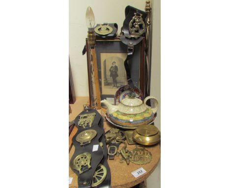 Horse brasses together with prints, Doulton teapot, Japanese Imari, Bakelite lamp etc
