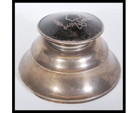 An early 20th Century silver hallmarked inkwell having a tortoiseshell lid and ribbon decoration. Hallmarked for London 1913.