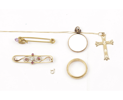 A selection of yellow metal jewellery to include a patterned wedding band, ring size M, gem stone bar brooch, gem stone brooc