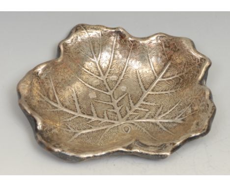 An Elizabeth II silver novelty dish, as a strawberry leaf, 13.5cm wide, William Hutton &amp; Sons, Sheffield 1973, 90g 