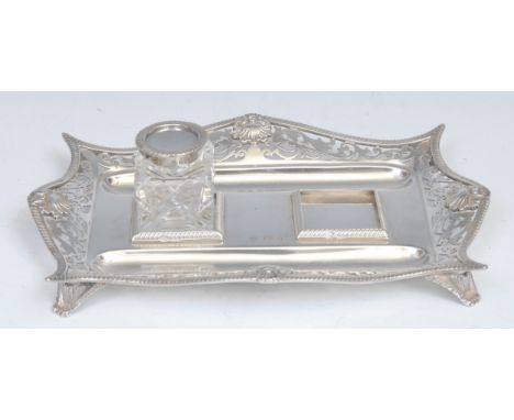 An Edwardian silver standish, one conforming glass inkwell with silver cover, 23cm wide, London 1904, 374g 