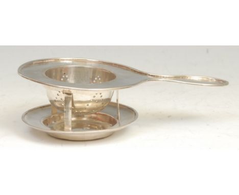 A Chinese silver tea strainer on stand, textured borders, 16cm long, Wing On Co, Shaghai, c.1930, 122g 
