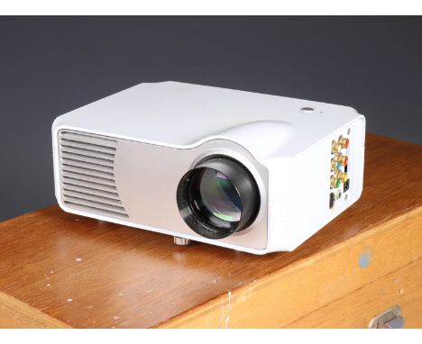 LCD projector in kist. Compleet met aansluitsnoeren. [1]