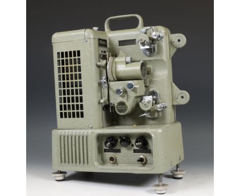 Ditmer projector in kist, ca. 1950; Compleet met diverse lenzen en assecoires. [1]