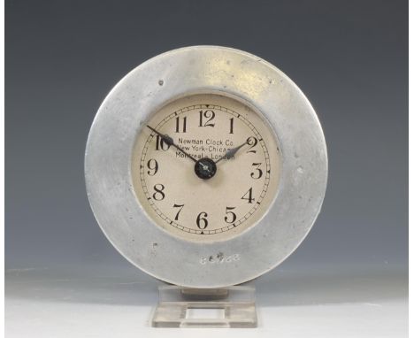 Nachtwakers klok in aluminium, Newman clock company, nr. 22492, met drie sleutels diam. 10,4 cm [1]