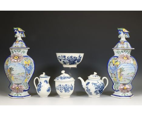 Worcester, Engeland, vierdelig porseleinen theeservies, 20e eeuw, bestaande uit theepot en deksel, melkkan en deksel, suikerp