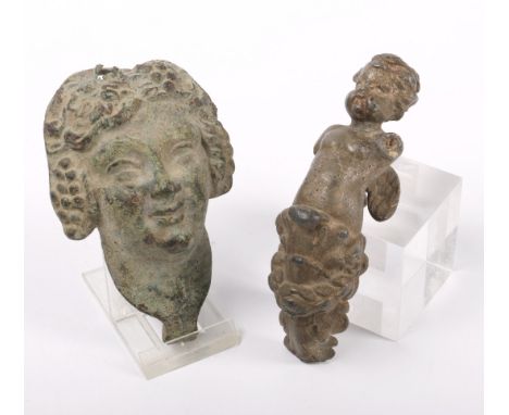 Antiek bronzen portret van een vrouw en een fragment van een lamp in de vorm van een engeltje, 19e eeuw; L. 11 en 12 cm. Prov