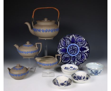 Engeland, collectie Wedgwood en Worcester porselein en aardewerk, 20e eeuw, waaronder een theeservies en een set koppen en sc