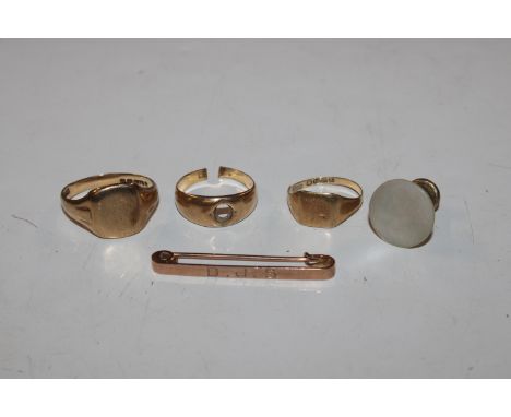 An 18ct gold ring, approx. 105gms; two 9ct gold rings, approx. 8.5gms and a 9ct gold bar brooch, approx. 105gms