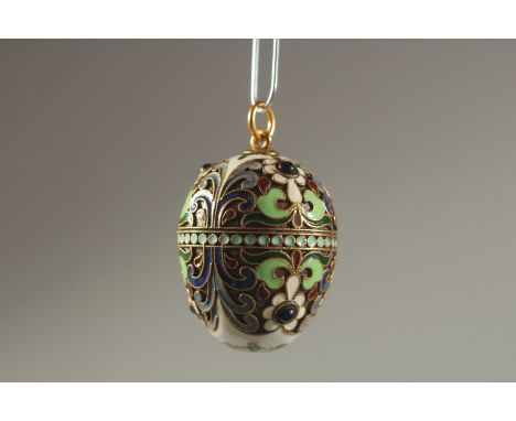 A LARGE RUSSIAN SILVER AND ENAMEL EGG PENDANT. 3.5cms.  Weight: 15gms.