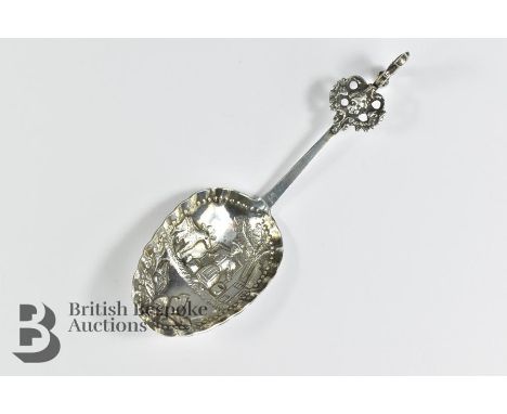 Silver caddy spoon, approx 21.6 gms, the bowl embossed with a milking scene.&nbsp;