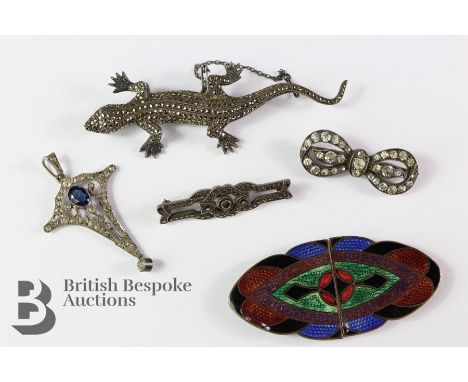 Miscellaneous jewellery, including an enamel buckle, two silver and marcasite brooches including lizard, silver bow brooch an