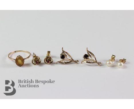 9ct yellow gold Topaz dress ring, approx 1.5 gms, size S together with three pairs of gold stud earrings including pearl, gar