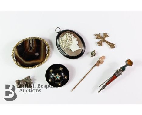 Miscellaneous jewellery, including a banded agate brooch approx 5 x 4 cms, antique shell cameo and a jet and seed pearl butto