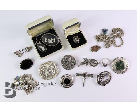 Miscellaneous silver jewellery, including moss-agate brooch, black onyx brooch, silver elephant brooch, Celtic brooch x 2, dr