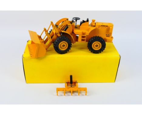 Strenco - A rare boxed Caterpillar 950 wheeled loader in 1:25 scale with rear scraper attachment. The model appears in Very g