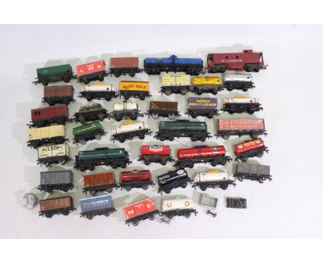 Hornby, Hornby Dublo, Triang - 38 x OO Gauge model railway rolling stock - Lot to includes wagons, tanker wagons, freight wag
