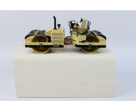 Unknown Maker - An Ingersoll-Rand DD-110 roller in 1:30 scale, these were supplied by Ingersoll-Rand so have no manufacturers