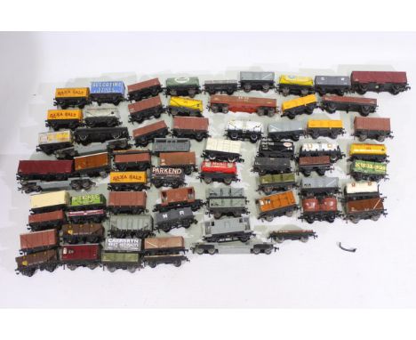 Hornby Dublo - 70 x OO Gauge model railway rolling stock  - Lot to includes wagons, tanker wagons, freight wagons, and simila