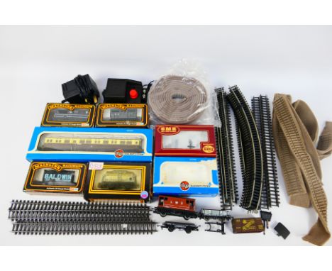 Mainline, Hornby, Airfix - Boxed/unboxed OO gauge model railway track, carriages, wagons. Lot includes a boxed Airfix #54255 