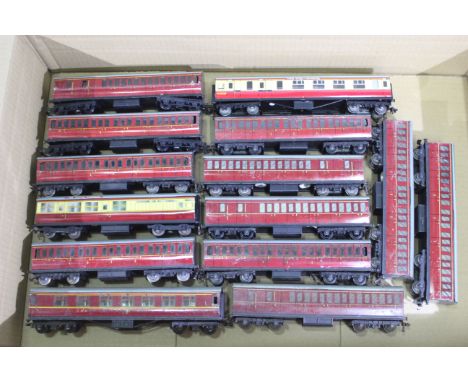 Hornby, Hornby Dublo - 14 x tinplate OO/HO Gauge model railway rolling stock carriages - Carriages appear in playworn conditi