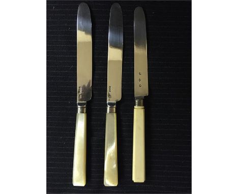 Three knives, a pair of English hall marked blades with pearl handles and one French hall marked blade with bone handle. 
