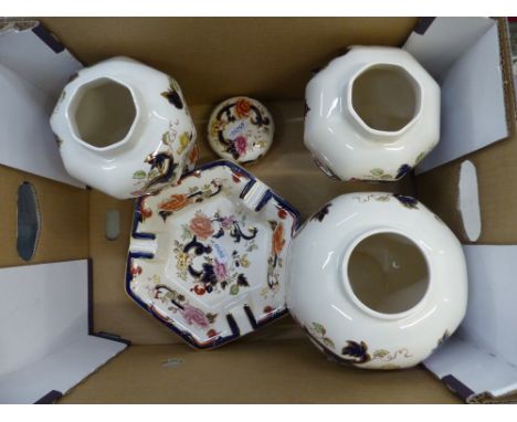 Mason's ceramic items to include a pair of vases, ginger jar, and a large ashtray all in the Blue Mandalay pattern (4).
