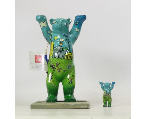 Buddy Bar Berlin, Original Buddy Bear Valerie Kurtu 0999 in two sizes with one stand. In original box. Height: 22.5cm
