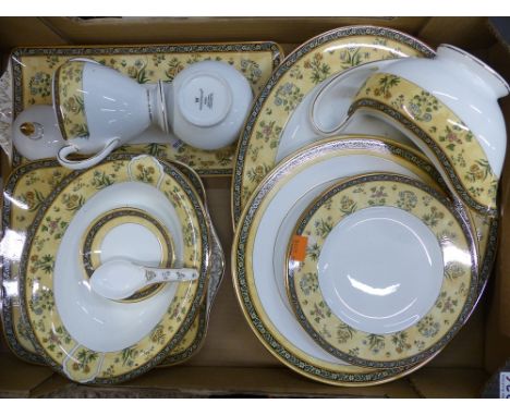 Wedgwood tea, dinner and service ware in the India pattern, 15 pieces (1 tray).