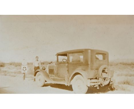 Automobile.- Sammlung von ca. 400 Orig.-Fotografien mit Automobil-Darstellungen. Um 1930-70. Lose eingesteckt in Klarsichthül