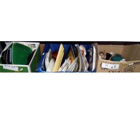 Various pub advertising ashtrays, Worthington E, Watneys, Whitbread, etc., assorted ceramic trays, various ceramic dressing t