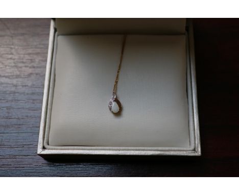 Ladies 9ct Gold Opal Pendant on chain boxed 