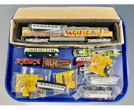 An HO scale die cast Union Pacific train together with several further die cast models N scale railway carriages, boxed Hohne